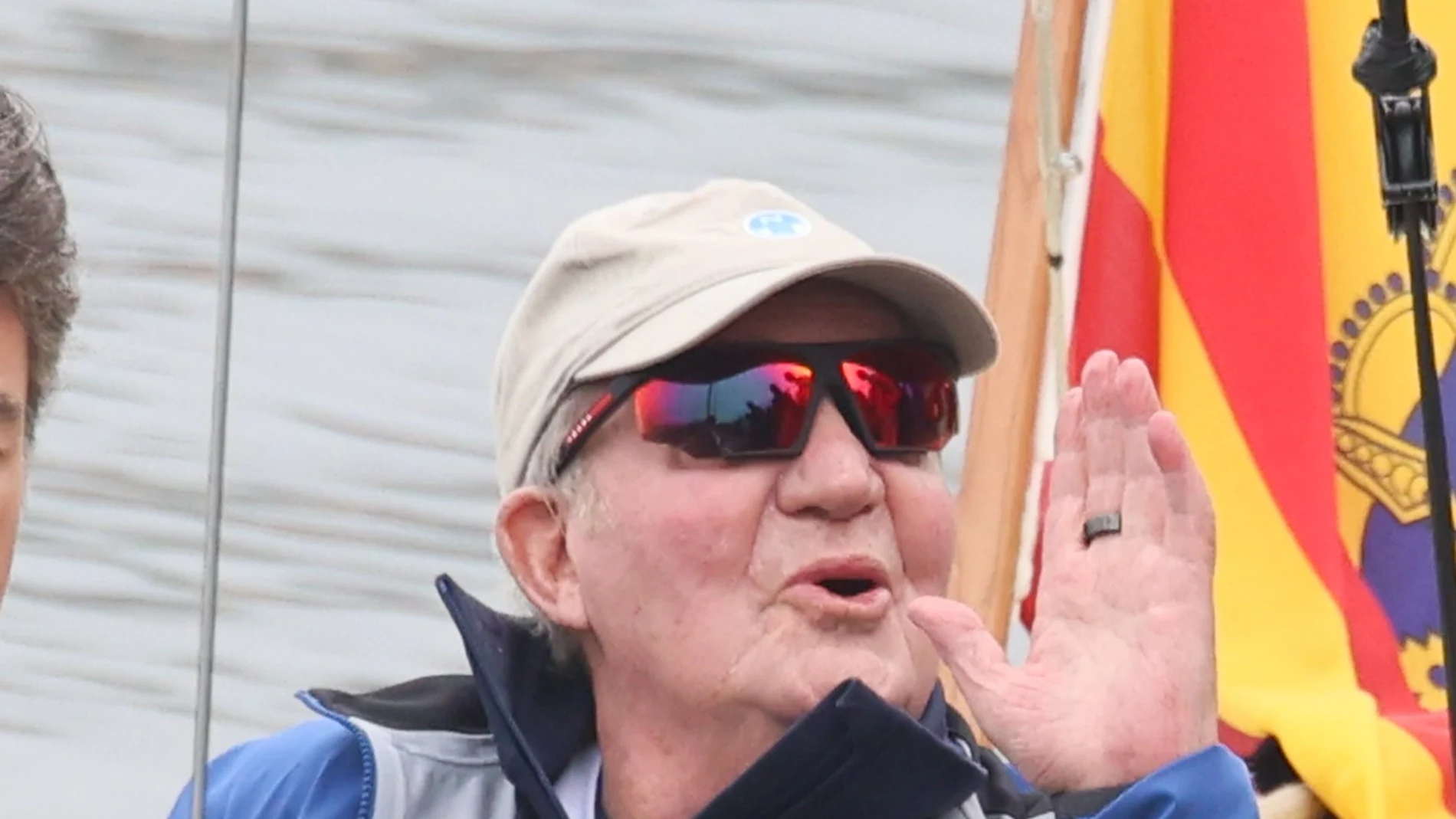 El Rey Juan Carlos durante el embarque en el puerto deportivo, a 17 de marzo de 2024, en Sanxenxo (Epaña).