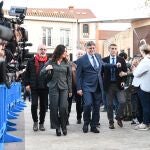 El expresidente de la Generalitat y eurodiputado de Junts, Carles Puigdemont (3i), a su llegada al Mairie d'Elne (Ayuntamiento de Elna), a 21 de marzo de 2024, en Elna (Francia). 