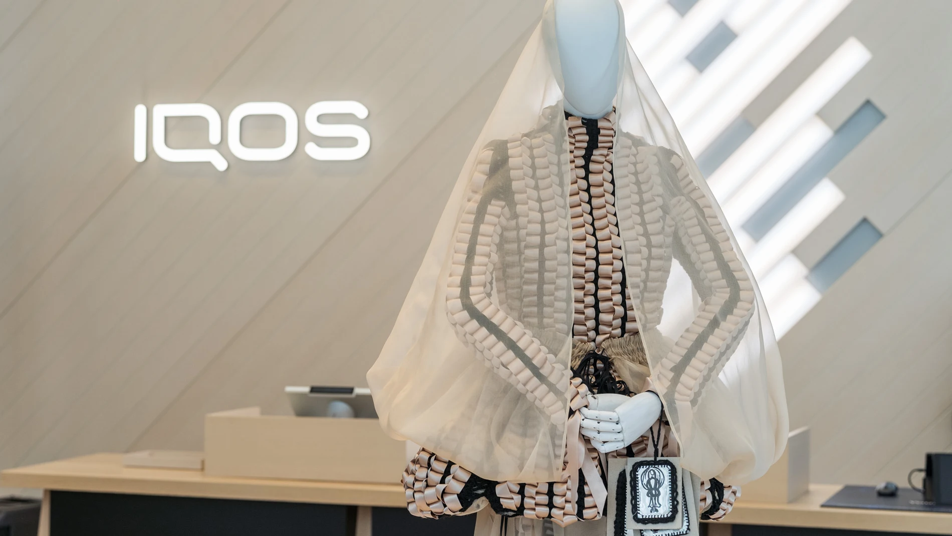 IQOS y el diseñador de moda Leandro Cano desafían las reglas del juego