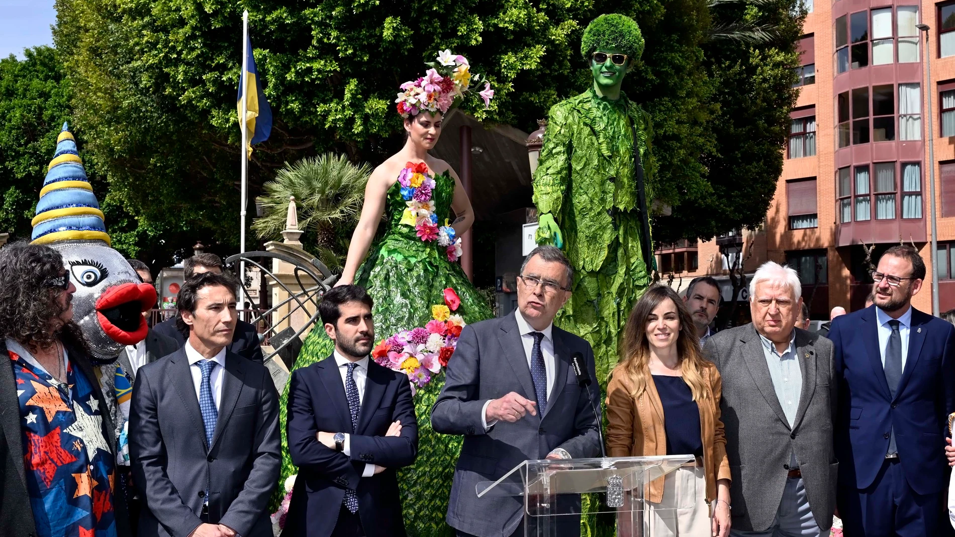 El alcalde Murcia, José Ballesta, acompañado por concejales del equipo de Gobierno; el presidente de la Federación de Peñas Huertanas, Juan García; el presidente de la Agrupación Sardinera, Pablo Ruiz, y representantes de entidades patrocinadoras AYUNTAMIENTO DE MURCIA 22/03/2024