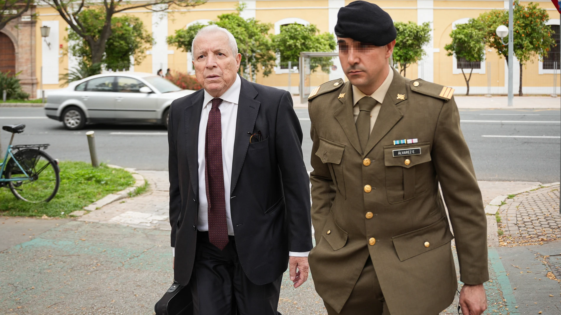 El sargento Álvarez Estupiñar a su llegada al Juzgado Togado, a 22 de marzo de 2024, en Sevilla, Andalucía (España). El Juzgado Togado Militar número 21 de Sevilla, que investiga las muertes de los militares durante unas maniobras en la base de la Brigada Guzmán el Bueno X de Cerro Muriano (Córdoba), tiene fijadas para este viernes las comparecencias como investigados del capitán, el teniente y el sargento investigados por los hechos. 22 MARZO 2024;PIXELADA María José López / Europa Press ...