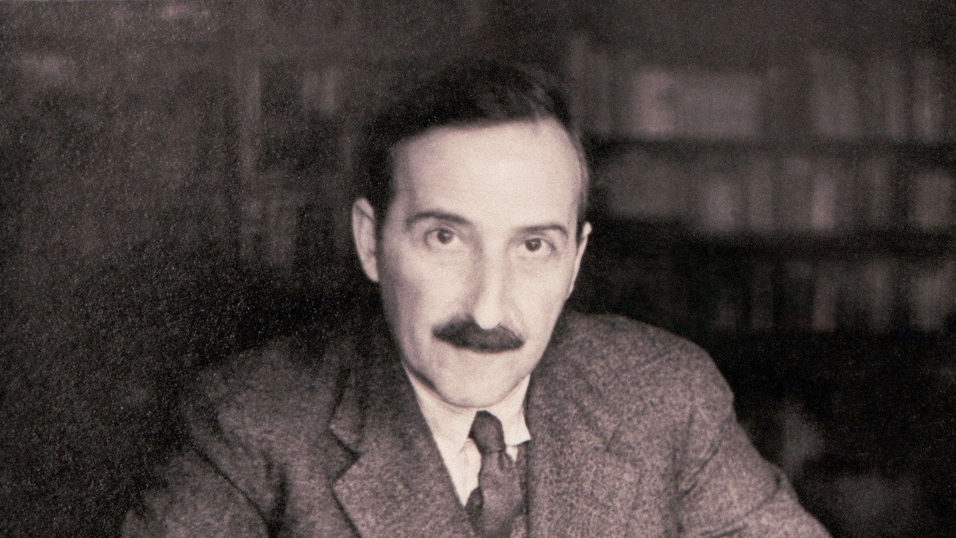 El escritor austriaco Stefan Zweig en una imagen de finales de los años 20 en su casa de Salzburgo.
