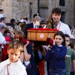 Los mini pasos desfilan por el Casco Antiguo de Ponferrada 