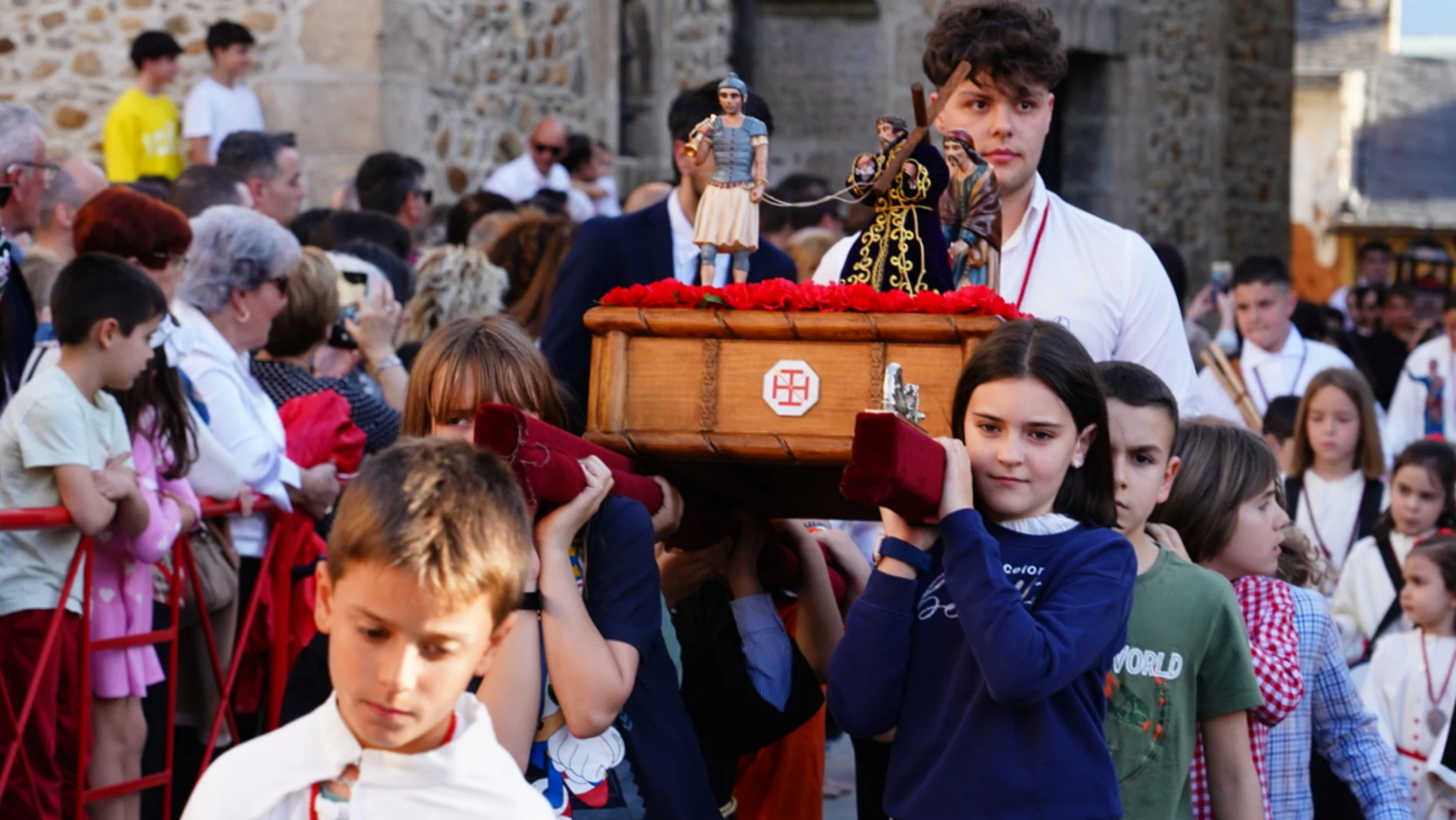 Los mini pasos desfilan por el Casco Antiguo de Ponferrada