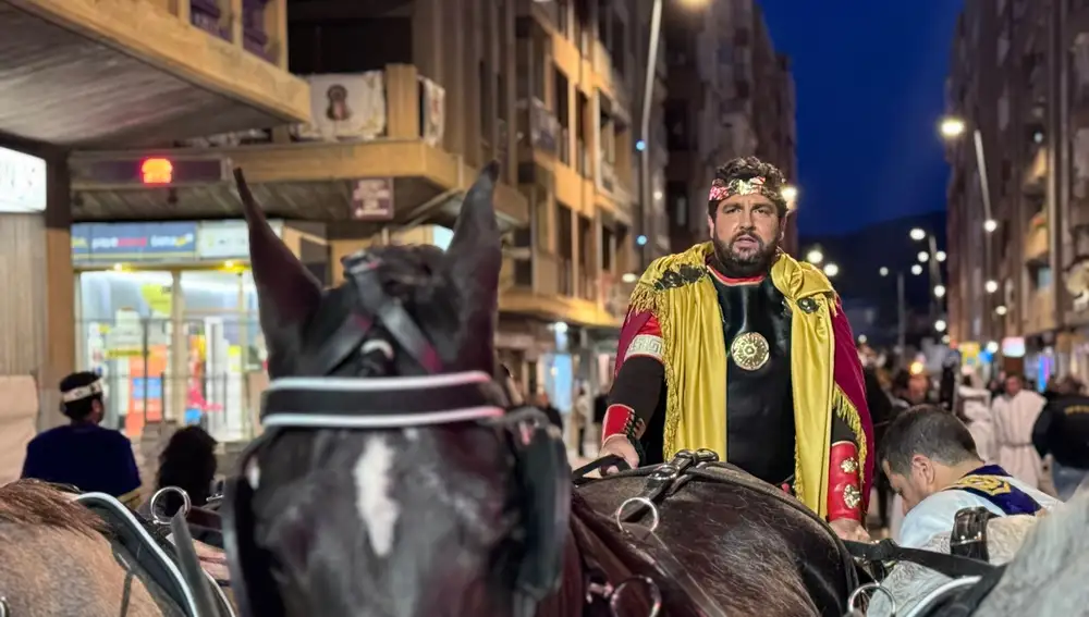 López Miras encarna al emperador romano Teodosio durante los desfiles bíblico pasionales de la Semana Santa de Lorca