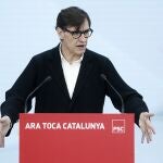  El primer secretario del PSC y candidato a la presidencia de la Generalitat, Salvador Illa, durante su intervención hoy en el acto de constitución del consejo de alcaldes de los socialistas catalanes celebrado en Barcelona. 