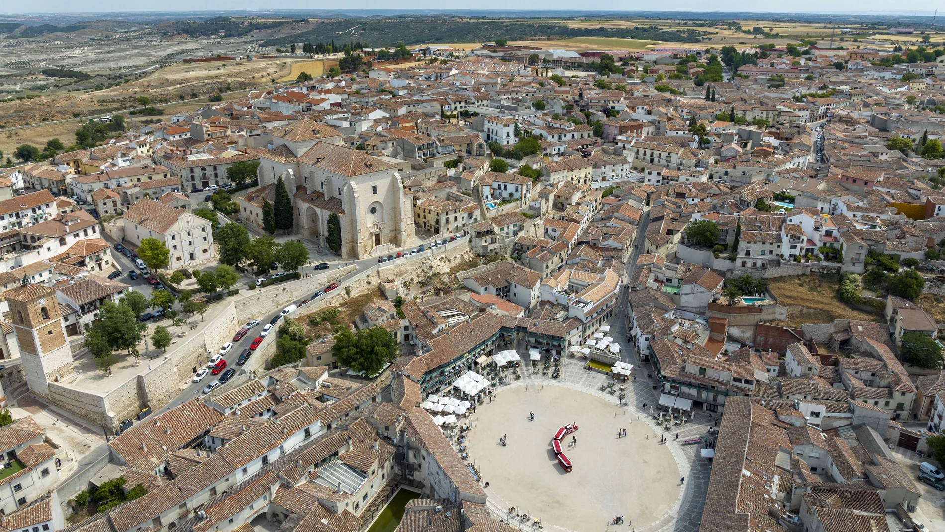 Panorámica aérea de la plaza principal e Iglesia de Nuestra Señora de la Asunción