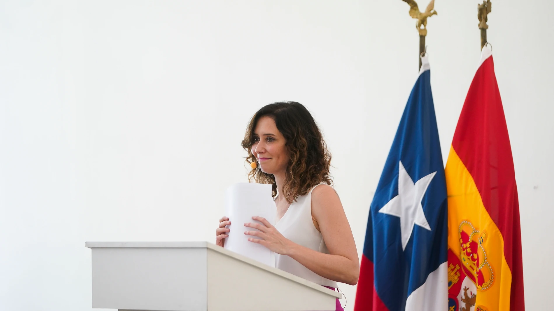 SANTIAGO DE CHILE, 23/03/2024.- La la presidenta de la Comunidad de Madrid, Isabel Díaz Ayuso, interviene en el coloquio que ha mantenido este sábado en el diario digital El Líbero de Chile. EFE/ CAM/SOLO USO EDITORIAL/SOLO DISPONIBLE PARA ILUSTRAR LA NOTICIA QUE ACOMPAÑA (CRÉDITO OBLIGATORIO)