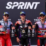 Maverick Viñales, en el centro, Marc Márquez y Jorge Martín 