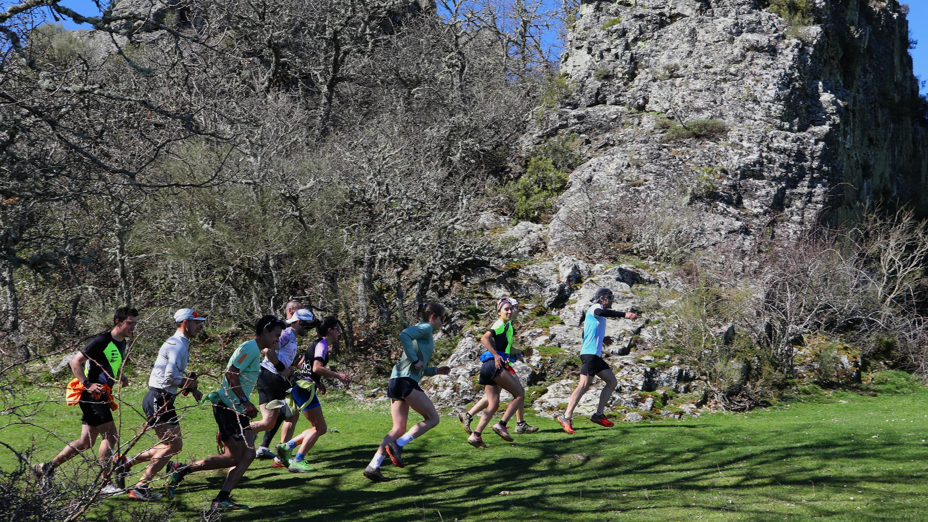 La atleta Malen Osa entrena a un grupo de corredores por la Montaña Palentina, este entrenamiento está patrocinado por Diputación de Palencia y está incluido en la copa Internacional Sub 18 de Mountain Running que se celebrara en la zona de Cervera de Pisuerga