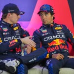 Max Verstappen dialoga con Sergio Pérez en Albert Park