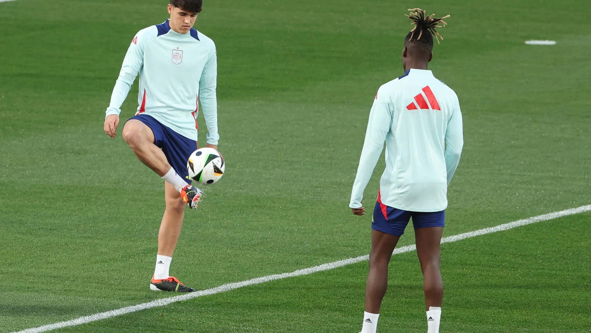 LAS ROZAS (CA MADRID), 23/03/2024.- Los jugadores de la selección española de fútbol Cubarsí y Nico Willliams durante el entrenamiento llevado a cabo este sábado en la Ciudad Deportiva de Las Rozas, tras el partido amistoso que disputaron ayer ante Colombia en Londres EFE/ Kiko Huesca