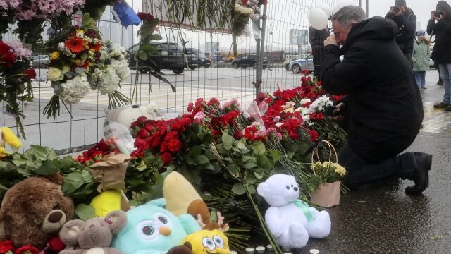 People mourn and bring flowers at the Crocus City Hall concert venue following a terrorist attack in Krasnogorsk, outside Moscow, Russia, 23 March 2024. 