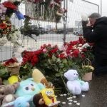 People mourn and bring flowers at the Crocus City Hall concert venue following a terrorist attack in Krasnogorsk, outside Moscow, Russia, 23 March 2024. 