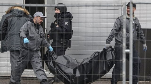 Operarios sanitarios cargan con uno de los cuerpos de las víctimas del tiroteo en la sala de conciertos del Crocus City Hall en Krasnogorsk, a las afueras de Moscú, Rusia este sábado. 