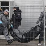 Operarios sanitarios cargan con uno de los cuerpos de las víctimas del tiroteo en la sala de conciertos del Crocus City Hall en Krasnogorsk, a las afueras de Moscú, Rusia este sábado. 