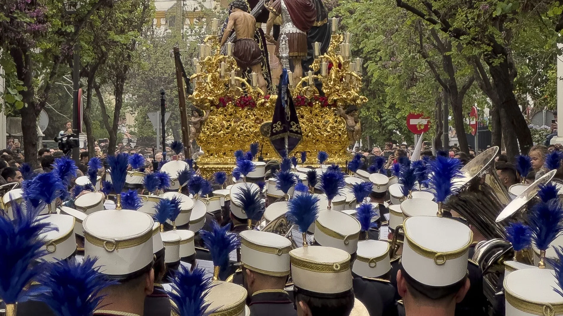 Salida de la Hermandad de la Paz antes de que las lluvias hicieran acto de presencia