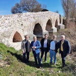 Autoridades con el puente al fondo
