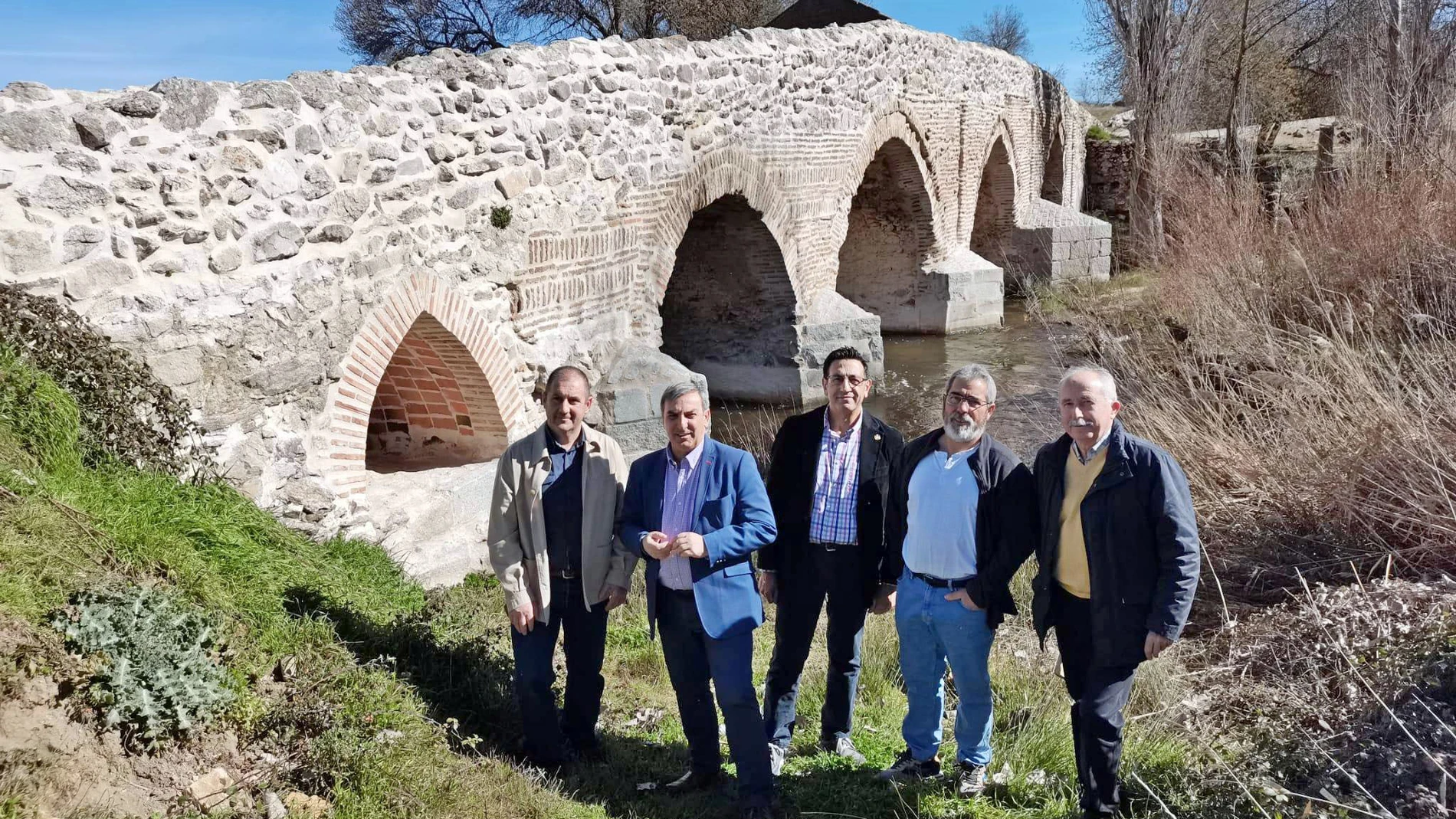 Autoridades con el puente al fondo
