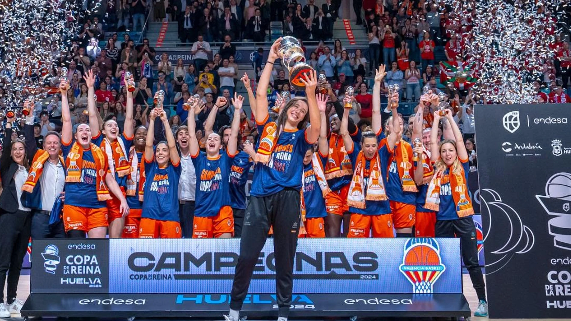 Raquel Carrera levantó el título de campeonas de la Copa de la Reina para el Valencia Basket