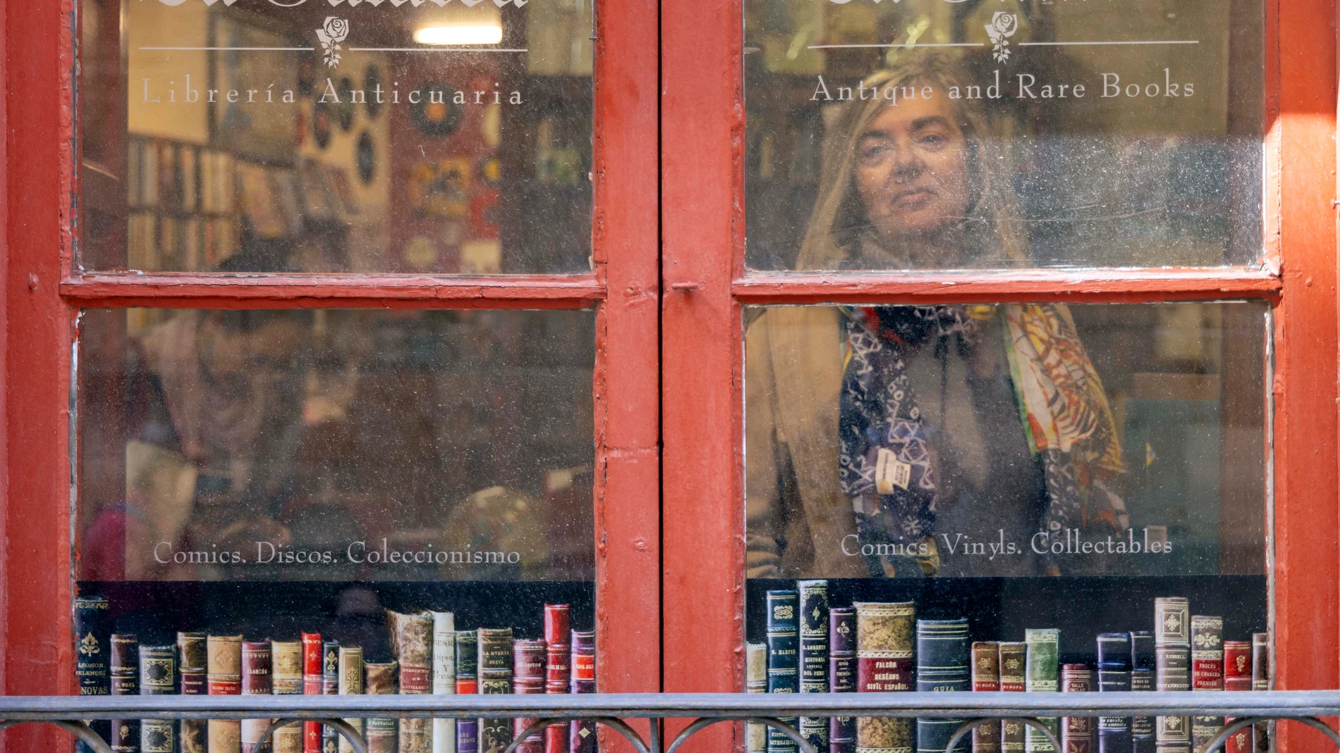 La Galatea cierra por desalojo en próximo 30 de marzo, después de casi tres décadas especializada en la compra y venta de libros antiguos. En la imagen Begoña Ripoll, propietaria de la librería.