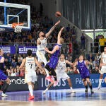 Poirier intenta taponar a Van der Vuurst