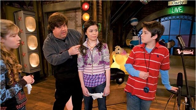 Dan Schneider junto a los protagonistas de "iCarly"