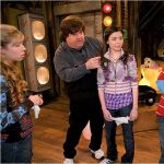 Dan Schneider junto a los protagonistas de "iCarly"