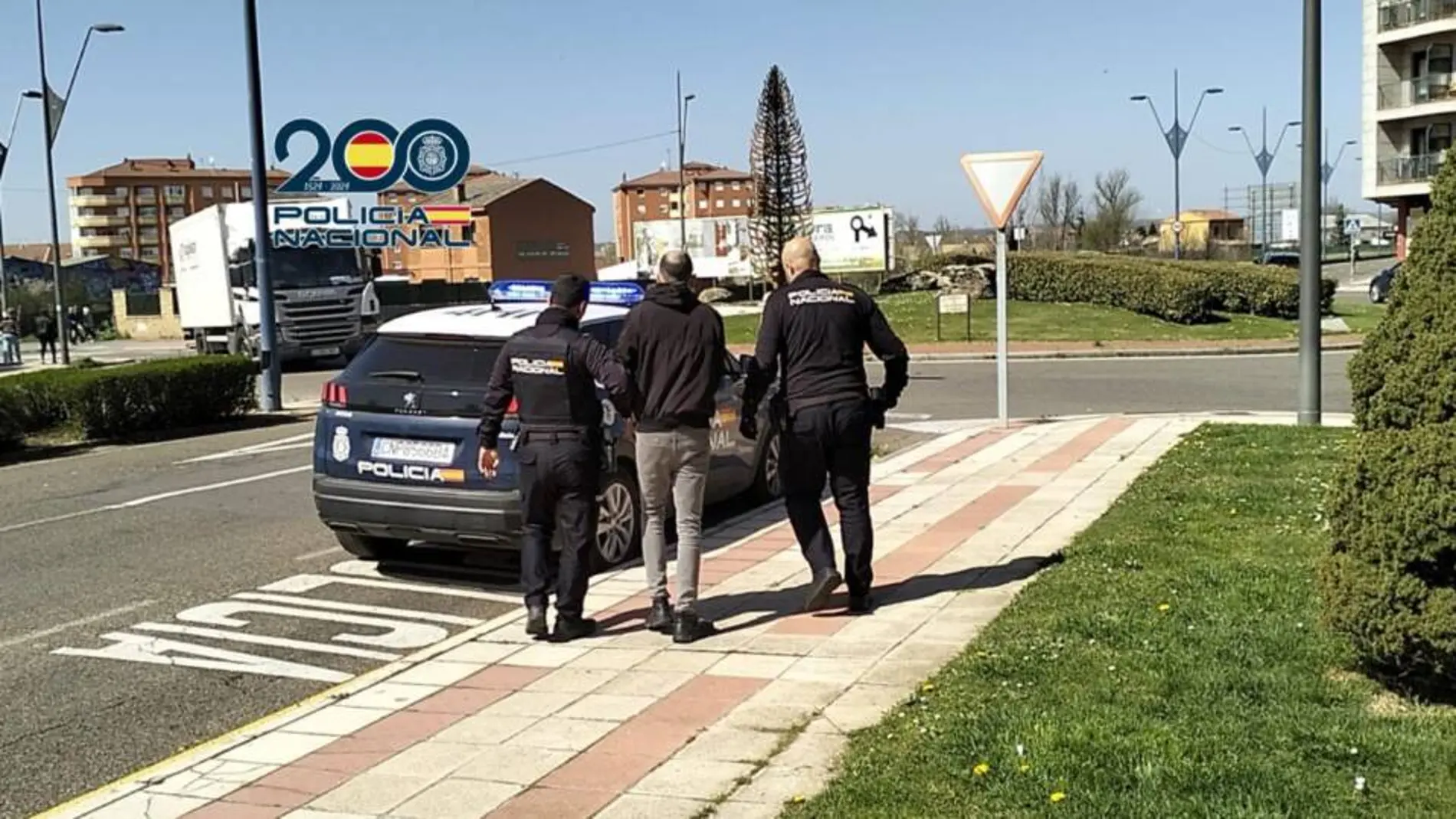 Detenido el autor del incendio de once contenedores y cuatro vehículos en León