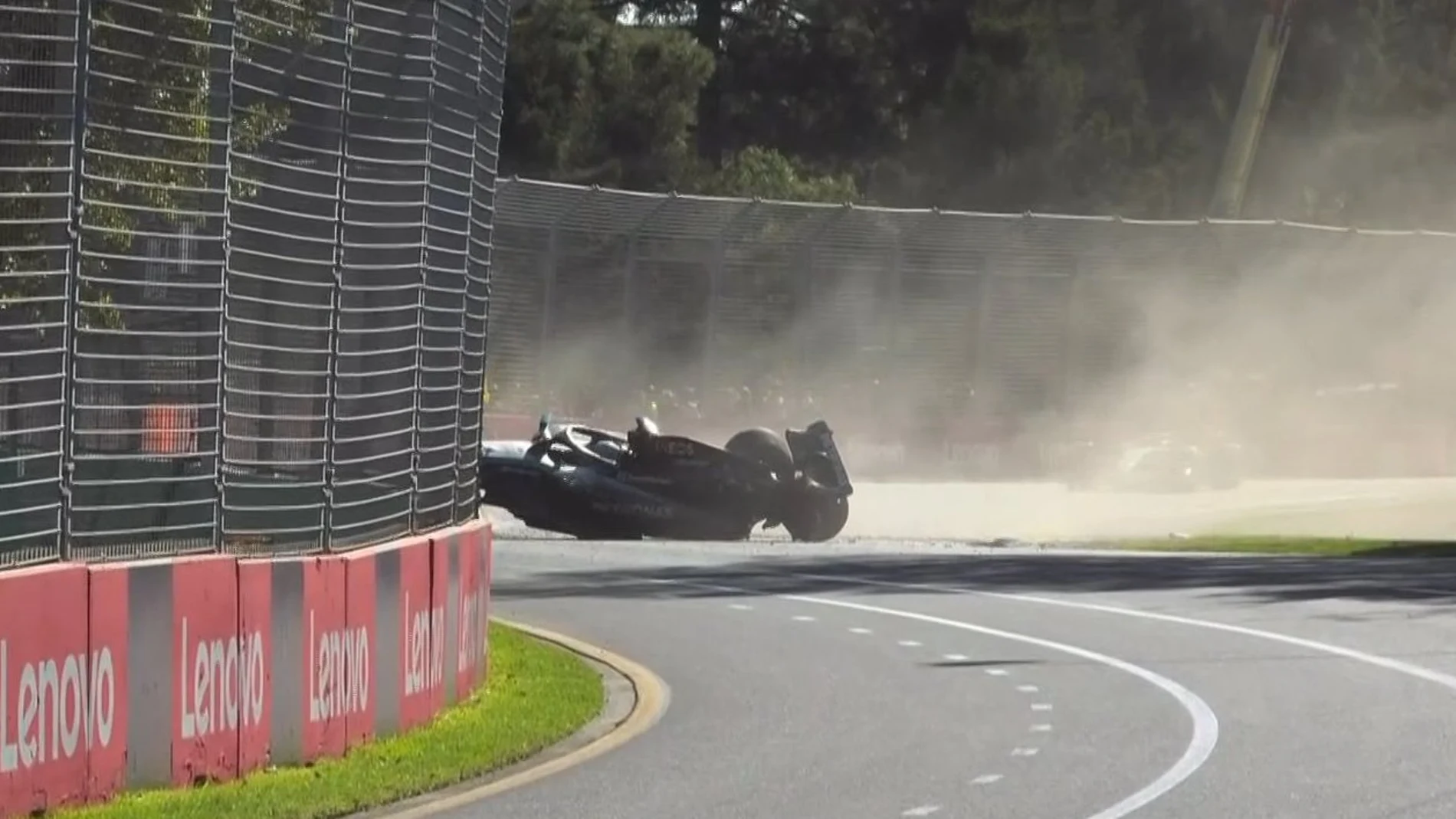 Así fue el tremendo accidente de Russell en Melbourne