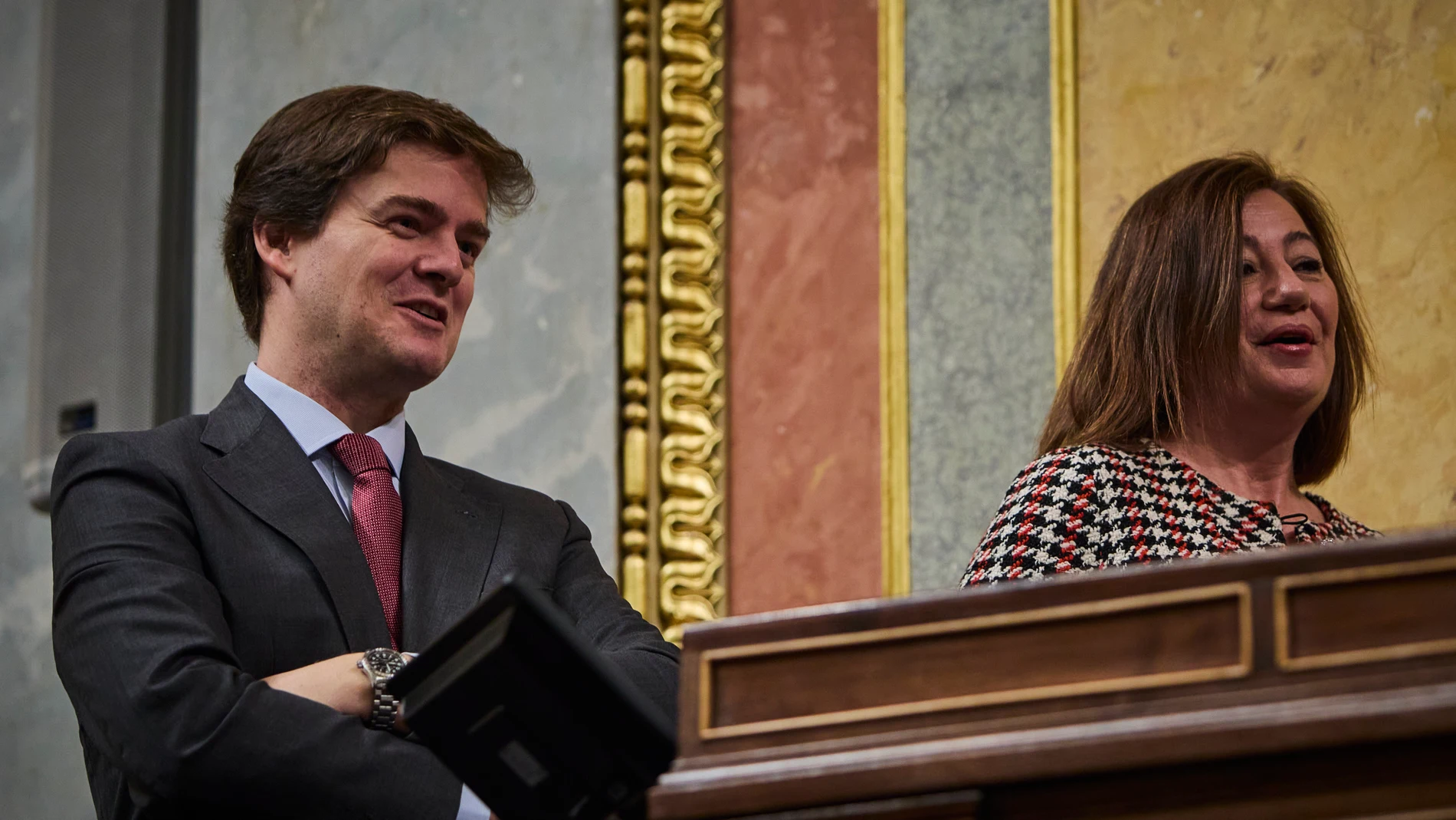 El actual letrado mayor de las Cortes y secretario general del Congreso de los Diputados, Fernando Galindo Elola-Olaso , en una sesión de control del Gobierno, junto a Francina Armengol.