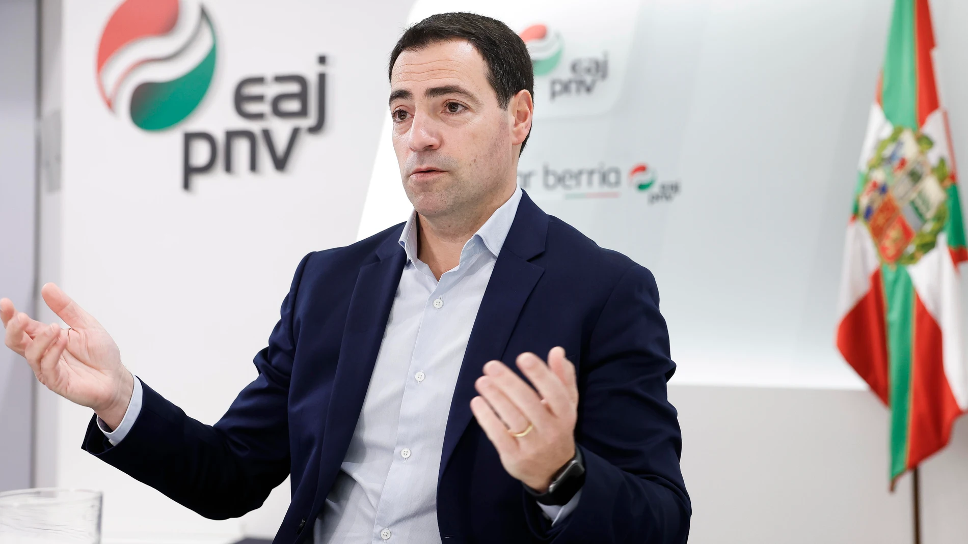 BILBAO, 25/03/2024.-El candidato del PNV a lehendakari, Imanol Pradales, afirma que espera "respeto y convivencia" en las relaciones con el Gobierno de Pedro Sánchez para "avanzar" en el autogobierno vasco y confía "plenamente" en el acuerdo de su partido con el PSOE para "cumplir definitivamente" el Estatuto de Gernika, este lunes en una entrevista con la Agencia EFE. EFE/ Miguel Toña