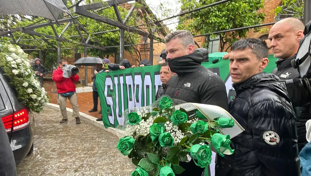 Un grupo de "Supportes" entrega a la viuda de Lopera un ramo de rosas verdiblancas