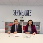 De izquierda a derecha: Paco Hevia, director Corporativo de Galletas Gullón, y Ana María Pérez del Río, presidenta provincial de Cruz Roja
