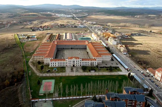 Defensa destinará 327,8 millones para rehabilitar los acuartelamientos del Ejército de Tierra Defensa destinará 327,8 millones para rehabilitar los acuartelamientos del Ejército de Tierra