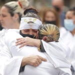 Dos penitentes se abrazan emocionadas antes de la salida de Nuestro Padre Jesús Cautivo en la Semana Santa22. Lunes Santo a 11 de abril del 2022 en Málaga 