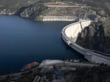 Presa del embalse del Atazar desde el Mirador de El Atazar, a 19 de marzo de 2024, Madrid (España). Es el embalse de mayor tamaño de la Comunidad de Madrid, representando el 46% del volumen embalsado de la región Presa del embalse del Atazar desde el Mirador de El Atazar, a 19 de marzo de 2024, Madrid (España). Es el embalse de mayor tamaño de la Comunidad de Madrid, representando el 46% del volumen embalsado de la región