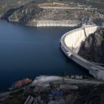 Presa del embalse del Atazar desde el Mirador de El Atazar, a 19 de marzo de 2024, Madrid (España). Es el embalse de mayor tamaño de la Comunidad de Madrid, representando el 46% del volumen embalsado de la región