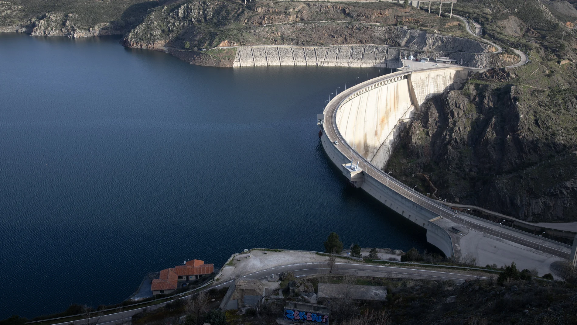 Presa del embalse del Atazar desde el Mirador de El Atazar, a 19 de marzo de 2024, Madrid (España). Es el embalse de mayor tamaño de la Comunidad de Madrid, representando el 46% del volumen embalsado de la región