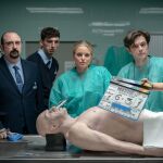 Adriana Torrebejano y Carlos Areces protagonizan Muertos S.L., la nueva comedia negra de los hermanos Caballero