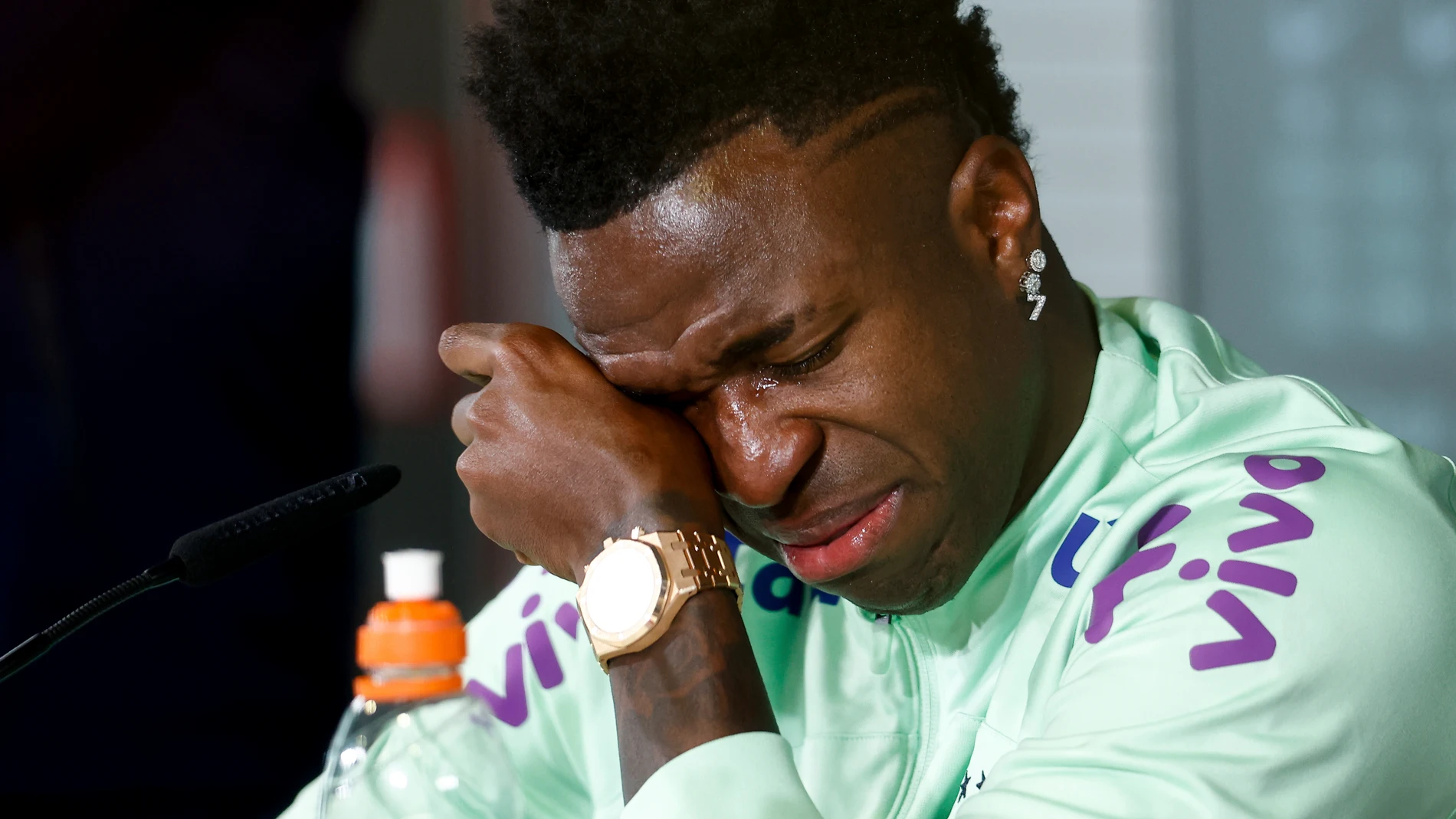 Vinicius Junior breaks down in tears during a press conference after a training session of the Brazil team ahead of a friendly soccer match against Spain on Monday March 25, 2024, in Valdebebas, Madrid, Spain. Vinicius Junior broke down in tears on Monday while talking about the racist insults that he has been subjected to in Spain, saying that he is losing his desire to keep playing because of what he has been going through. (AP Photo/Oscar J. Barroso)