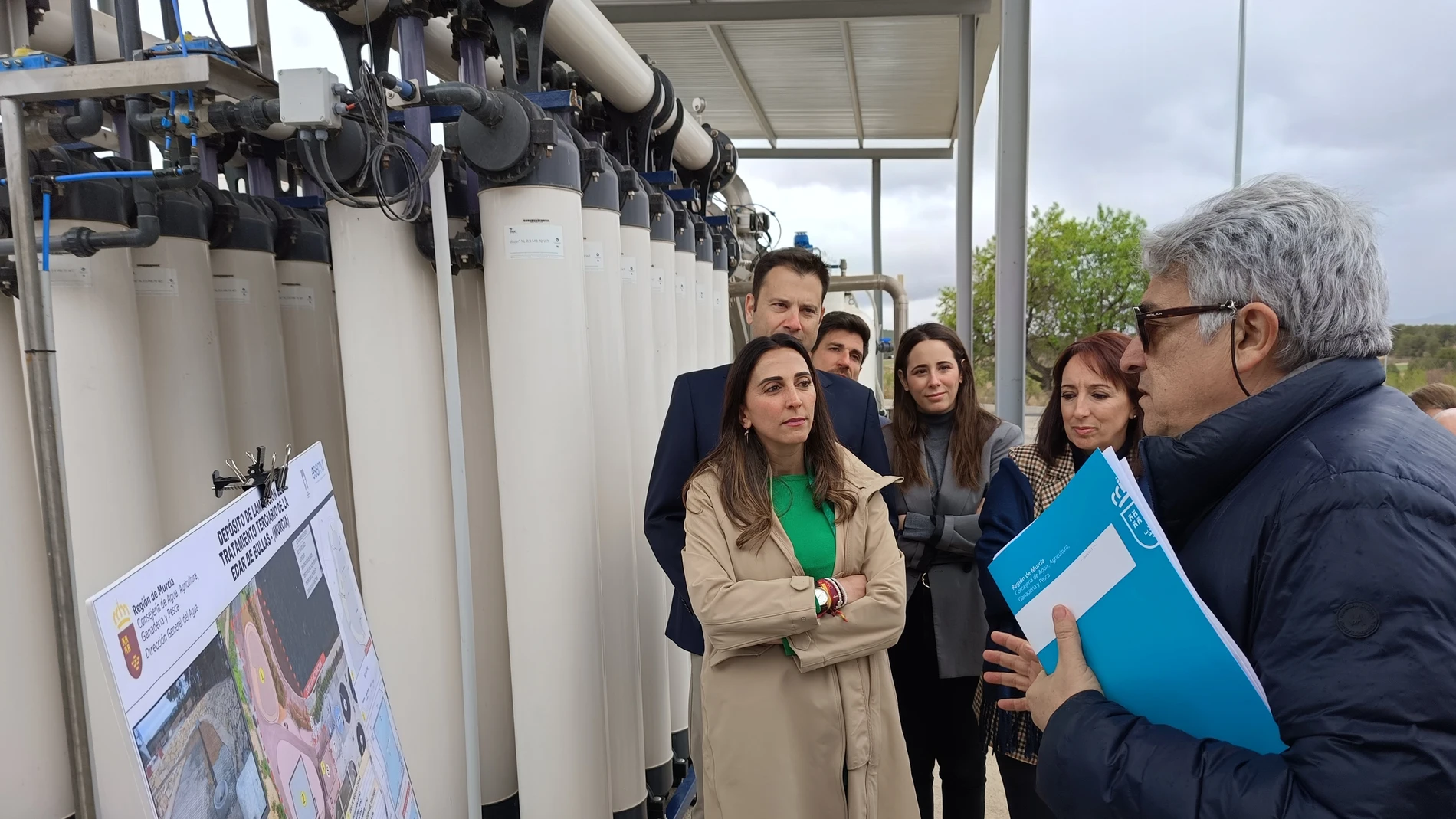 La consejera Sara Rubira durante la visita a la EDAR de Bullas