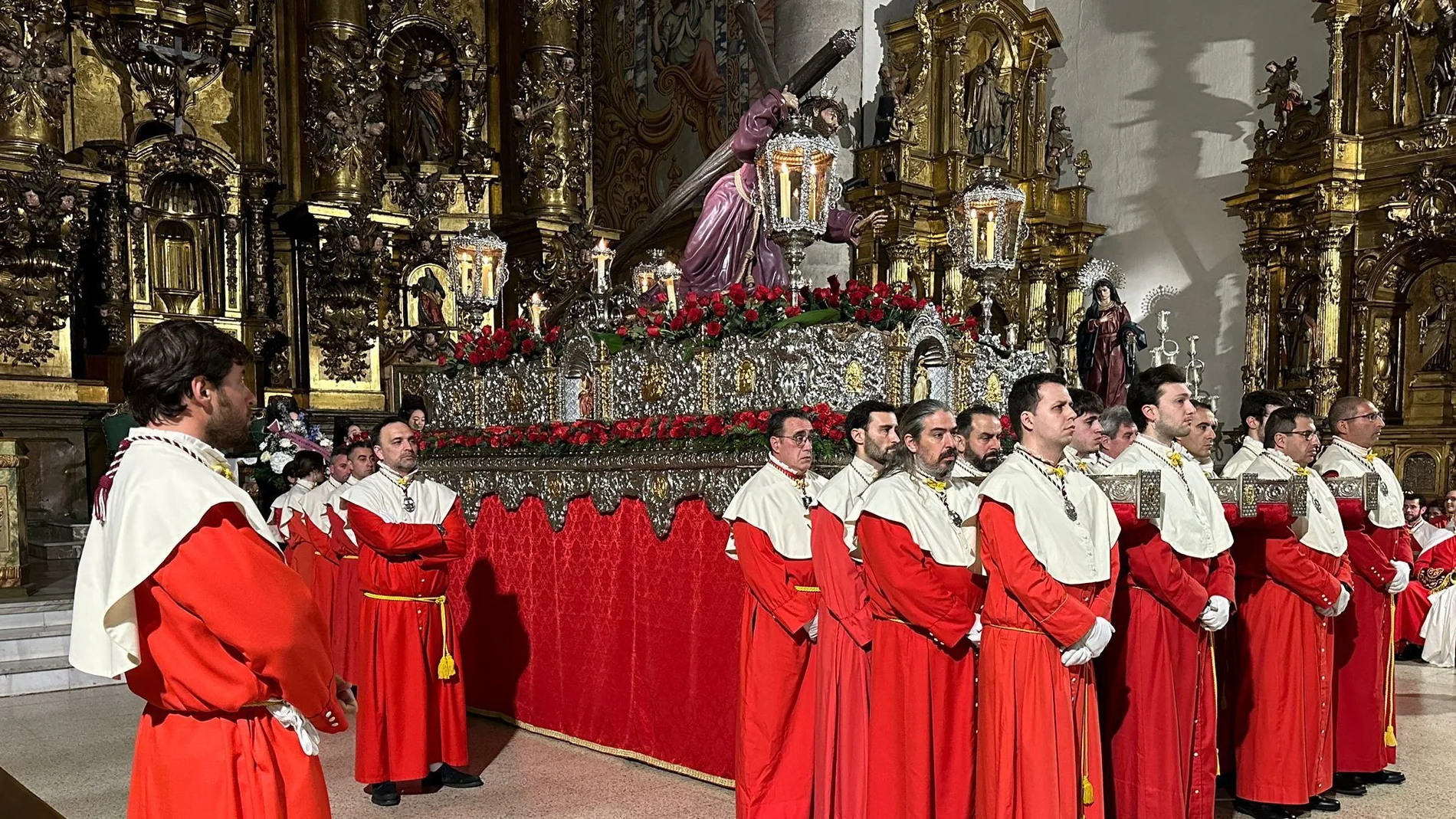En la iglesia de San Andrés, encuentro de Cristo Camino del Calvario con la imagen de Ntra. Sra. de la Amargura.