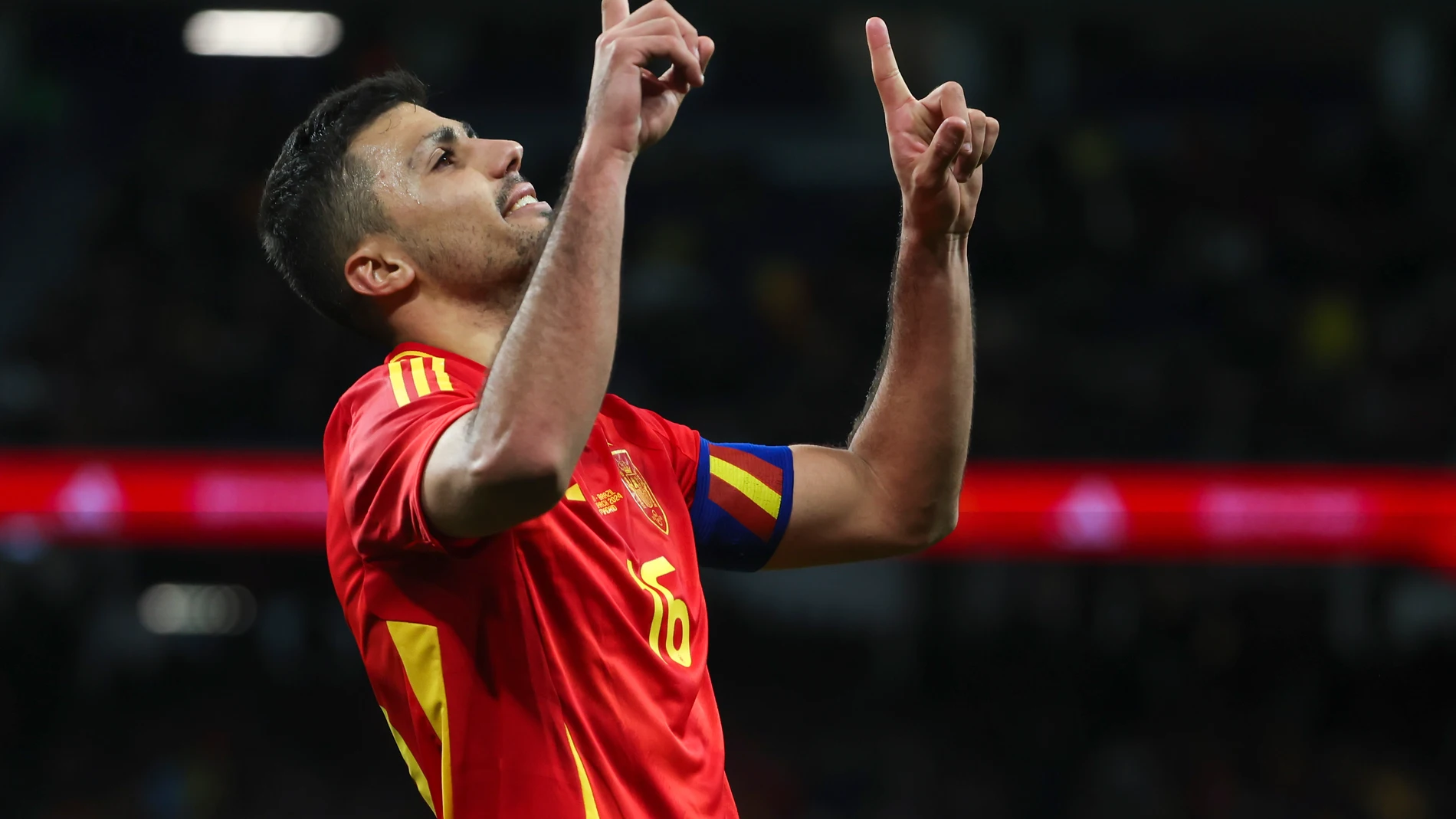 MADRID, 26/03/2024.- El centrocampista de la selección española Rodrigo Hernández celebra tras marcar el tercer gol, durante el partido amistoso que las selecciones nacionales de fútbol de España y Brasil han disputado hoy martes en el estadio Santiago Bernabéu, en Madrid. EFE/Kiko Huesca