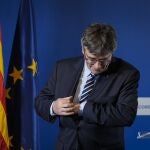 El expresidente de la Generalitat Carles Puigdemont interviene tras el acto de firma del acuerdo de Junts per Catalunya con Joventut Republicana, Els Verds-Alternativa verda, Reagrupament, Acció per la república, Estat Català, MESCat y Demòcrates de Catalunya, que se ha realizado este martes en Perpinyà (Francia). 