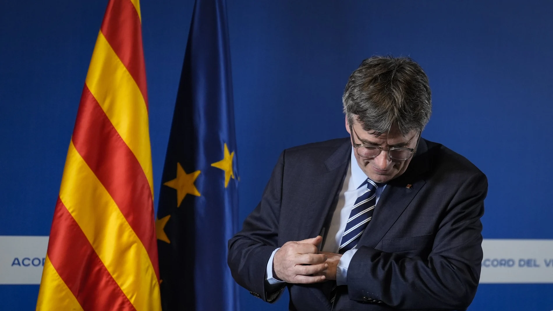 El expresidente de la Generalitat Carles Puigdemont interviene tras el acto de firma del acuerdo de Junts per Catalunya con Joventut Republicana, Els Verds-Alternativa verda, Reagrupament, Acció per la república, Estat Català, MESCat y Demòcrates de Catalunya, que se ha realizado este martes en Perpinyà (Francia).