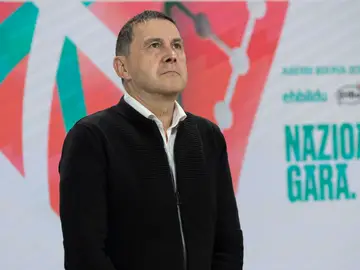 El coordinador general de EH Bildu, Arnaldo Otegi, y el representante de EH Bai Aitor Servier hacen un llamamiento para participar en el Aberri Eguna SAN SEBASTIÁN, 26/03/2024.- El coordinador general de EH Bildu, Arnaldo Otegi, ha hecho un llamamiento este martes en San Sebastián para participar en el Aberri Eguna (Día de la Patria). EFE/Javier Etxezarreta