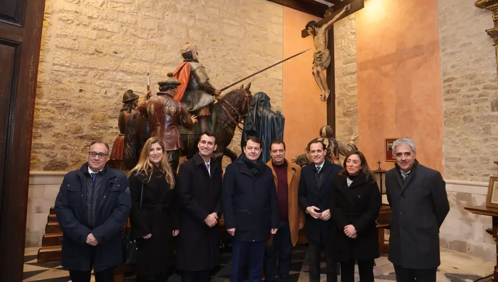 Mañueco junto a Íscar, Corral, Esteban o Alonso, en la Capilla de los Pasos Grandes del Viernes Santo de Medina de Rioseco