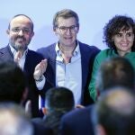  El presidente del PP, Alberto Núñez Feijóo, junto al presidente del PPC, Alejandro Fernández (i), propuesto como candidato a las elecciones catalanas del 12 de mayo; y la eurodiputada Dolors Montserrat (d), que será la responsable de la campaña electoral; durante la Junta Directiva Autonómica del PP de Cataluña. 