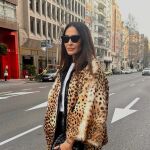 Vicky Martín Berrocal con abrigo de leopardo.